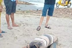 Người cha khóc ngất khi hai con tử vong lúc đi tắm biển