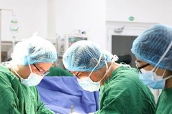 Cụ bà 90 tuổi đã đi bộ được trở lại sau khi gãy xương đùi