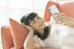 Hôn nhân bên bờ vực vì bạn đời mê điện thoại
