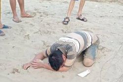 Thanh Hóa: Cùng bố đi tắm biển, hai chị em đuối nước thương tâm