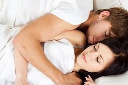 Hôn nhân hạnh phúc liên quan mật thiết đến giấc ngủ của đàn ông