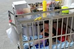 Video mẹ nhốt con vào lồng sắt ở Trung Quốc nhận phản ứng bất ngờ
