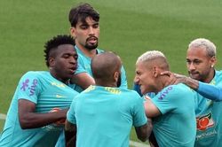 Vinicius ẩu đả với đồng đội trên sân tập tuyển Brazil
