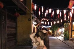 Váy tôn thân hình cô gái Hàn Quốc từng nổi bật ở Hội An