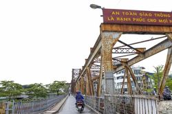 Tăng cường xử phạt phương tiện vi phạm di chuyển trên cầu Long Biên