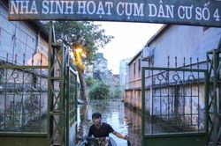 Nhiều nhà dân tại Hà Nội vẫn bị ngập sâu sau một tuần mưa lớn
