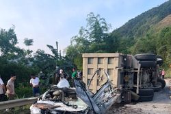 Xe tải chở đất lật đè bẹp ôtô con đã thay đổi kích thước thùng hàng