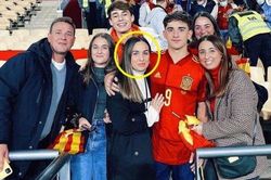 Pique lén lút với mẹ hay chị gái của Gavi?