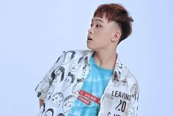 Hồ Văn Cường chính thức nhận nút bạc Youtube sau khi được Bầu Thụy trao tặng