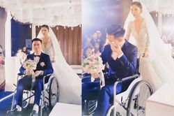 Cô dâu tự tay đẩy xe lăn, đưa chú rể bước vào lễ đường đám cưới