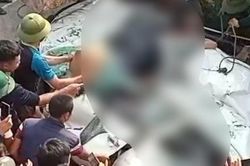 Xe tải lật đè trúng ô tô con, 3 người tử vong, 1 người cấp cứu