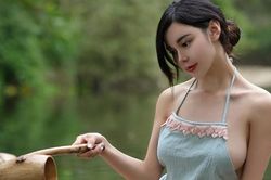 Hot girl đường phố mặc yếm không phòng hộ