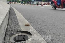 Hàng loạt nắp chắn rác trên cầu vượt Nguyễn Hữu Cảnh 'biến mất'