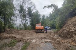 Nỗ lực thông tuyến giao thông do sạt lở tại Bát Xát