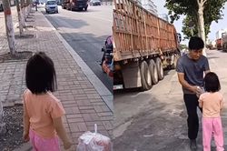 Cảm động bé gái đứng ở ven đường suốt 2 tiếng chỉ đổi lấy vài phút gặp một người đặc biệt
