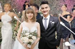 Clip: Hoa hậu Khánh Vân, Khả Như, Anh Đức,... quẩy '60 năm cuộc đời' tại đám cưới Mạc Văn Khoa