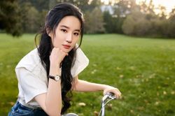 Lưu Diệc Phi vẫn mãi thụt lùi dù xuất phát điểm khá tốt, nguyên nhân do đâu?
