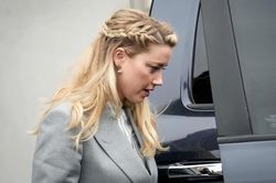 Giả mạo Amber Heard để kiếm tiền