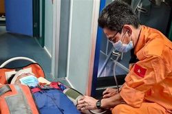 Đồn biên phòng Bạch Long Vĩ cứu ngư dân bị cá mập tấn công trên biển