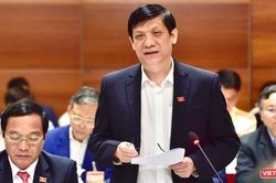 Xe cảnh sát xuất hiện tại nhà cựu Bộ trưởng Bộ Y tế Nguyễn Thanh Long