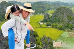 Lý Bình 'bất lực' trước ái nữ Mia: 'Phận làm cha 13 bến nước, khổ quá quý vị ơi'