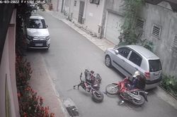 Ngã xuống đường sau va chạm giao thông, hành động sau đó của cô gái đi xe máy khiến ai cũng thắc mắc