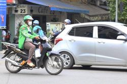 Giá xăng tăng, tài xế công nghệ loay hoay mưu sinh