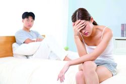 Mới kết hôn đã phát hiện chồng đi karaoke 'tay vịn'