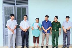 Bảo Lâm: Tặng nhà Đại đoàn kết giúp hộ khó khăn về nhà ở