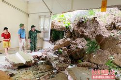 Sạt trượt, lở đất đá vào nhà dân ở Thành phố