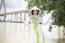 Á hậu Hà Linh khoe dáng thướt tha trong tà áo dài của NTK Đức Minh
