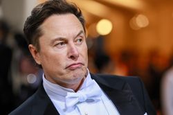 Tỷ phú Elon Musk dọa 'lật kèo' thương vụ Twitter