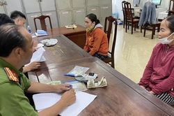 2 phụ nữ buôn ve chai đi mua lá chuối để trộm đô la