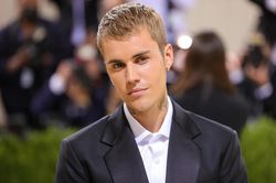 Justin Bieber hoãn nhiều show diễn vì bị bệnh