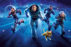 'Cảnh sát vũ trụ Lightyear': Bom tấn hoạt hình khuynh đảo tháng 6