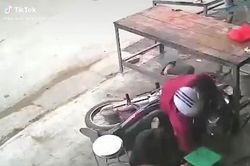 Đang ung dung bán thịt, bà cô oan gia vỡ cả mặt vì 'khách quý'