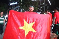 U23 Việt Nam tranh suất vào tứ kết, hàng trăm cổ động viên TP. HCM 'cháy' hết mình cổ vũ