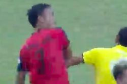 Sốc: Cầu thủ đấm vào mặt trọng tài tại giải hạng Nhì quốc gia 2022
