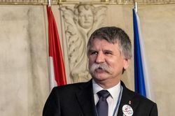 'Khẩu chiến' giữa Hungary và Ukraine tiếp tục leo thang