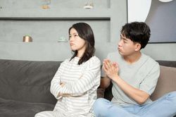 Ly hôn 5 năm, chồng cũ bỗng đem đến 500 triệu van xin tái hợp, tôi định đồng ý thì tái mặt hốt hoảng khi thấy thứ đang nhấp nháy ở cạnh cửa