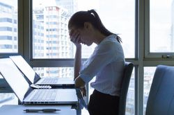 Đang chuẩn bị ngủ trưa ở công ty, sếp thì thầm vào tai tôi một điều, sau đó anh lập tức nổi giận và mắng nhân viên thậm tệ