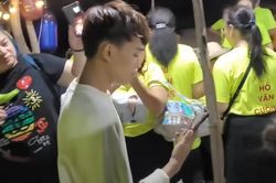Đang 'quẩy' cực sung bên bờ biển, Hồ Văn Cường có hành động bất ngờ khiến fan khóc sướt mướt