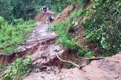 Mưa lớn kéo dài gây sạt lở, xã Na Cô Sa gần như bị cô lập