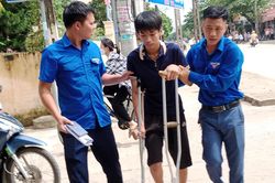 Xúc động hình ảnh đưa thí sinh 'đặc biệt' vào phòng thi ở Nho Quan