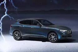 Lái xe giữa trời mưa dông, sấm chớp cần lưu ý điều gì?