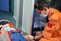 Đồn Biên phòng Bạch Long Vĩ kịp thời cứu 1 ngư dân bị cá mập tấn công