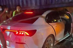 Ôtô tông trực diện xe đầu kéo, 2 người chết