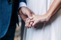 47 tuổi tái hôn với ông 52, sau 2 năm khóc đòi bỏ: 'Ông ấy quá sung sức!'