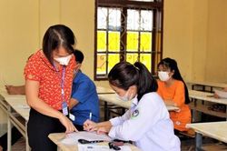 Thí sinh vào phòng thi có nhất thiết phải đeo khẩu trang?