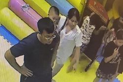 Bố bé gái 4 tuổi làm việc với công an về vụ con bị đánh